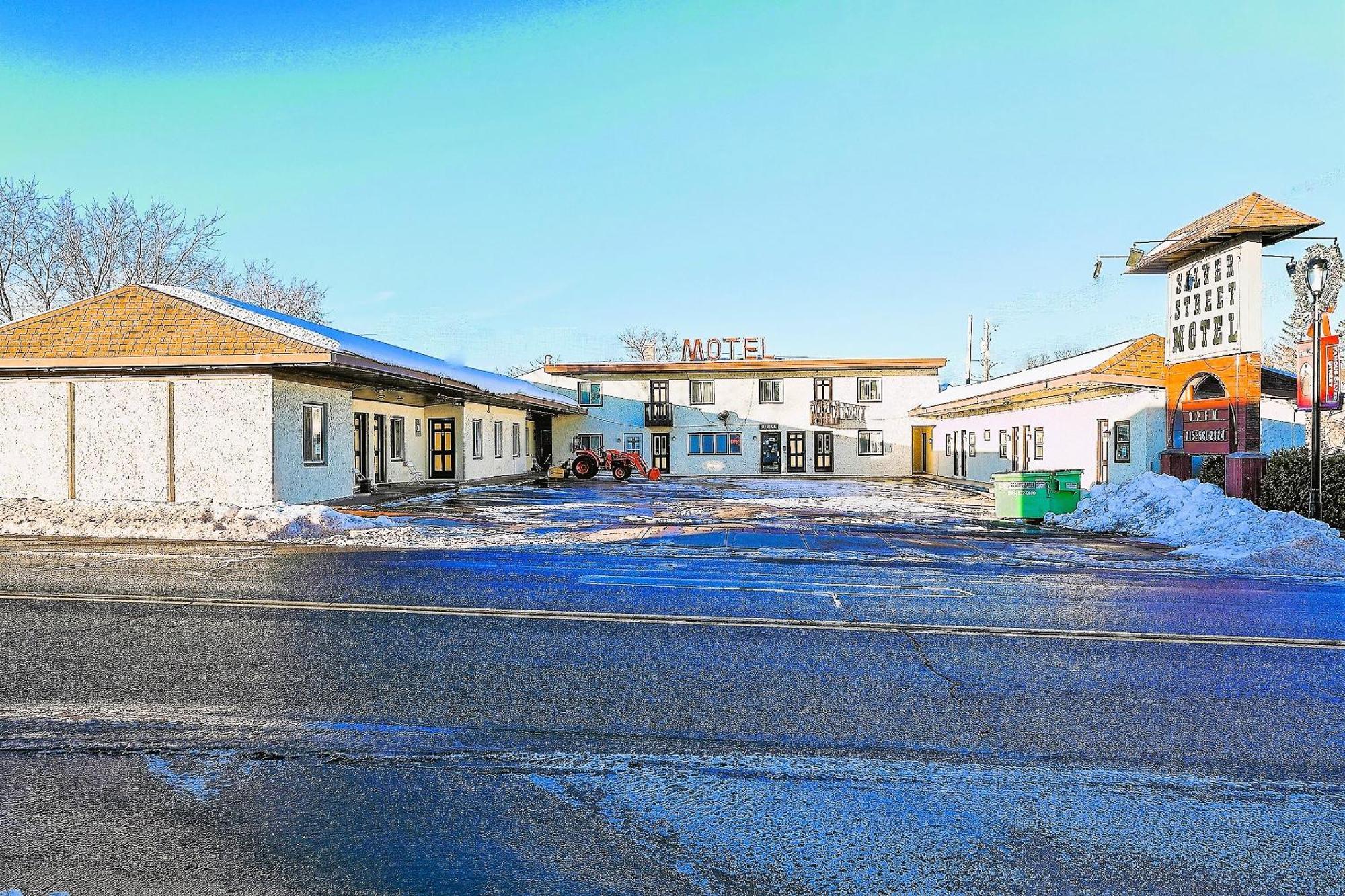 Love Hotels Silver Street By Oyo At Hurley Wi Exterior foto