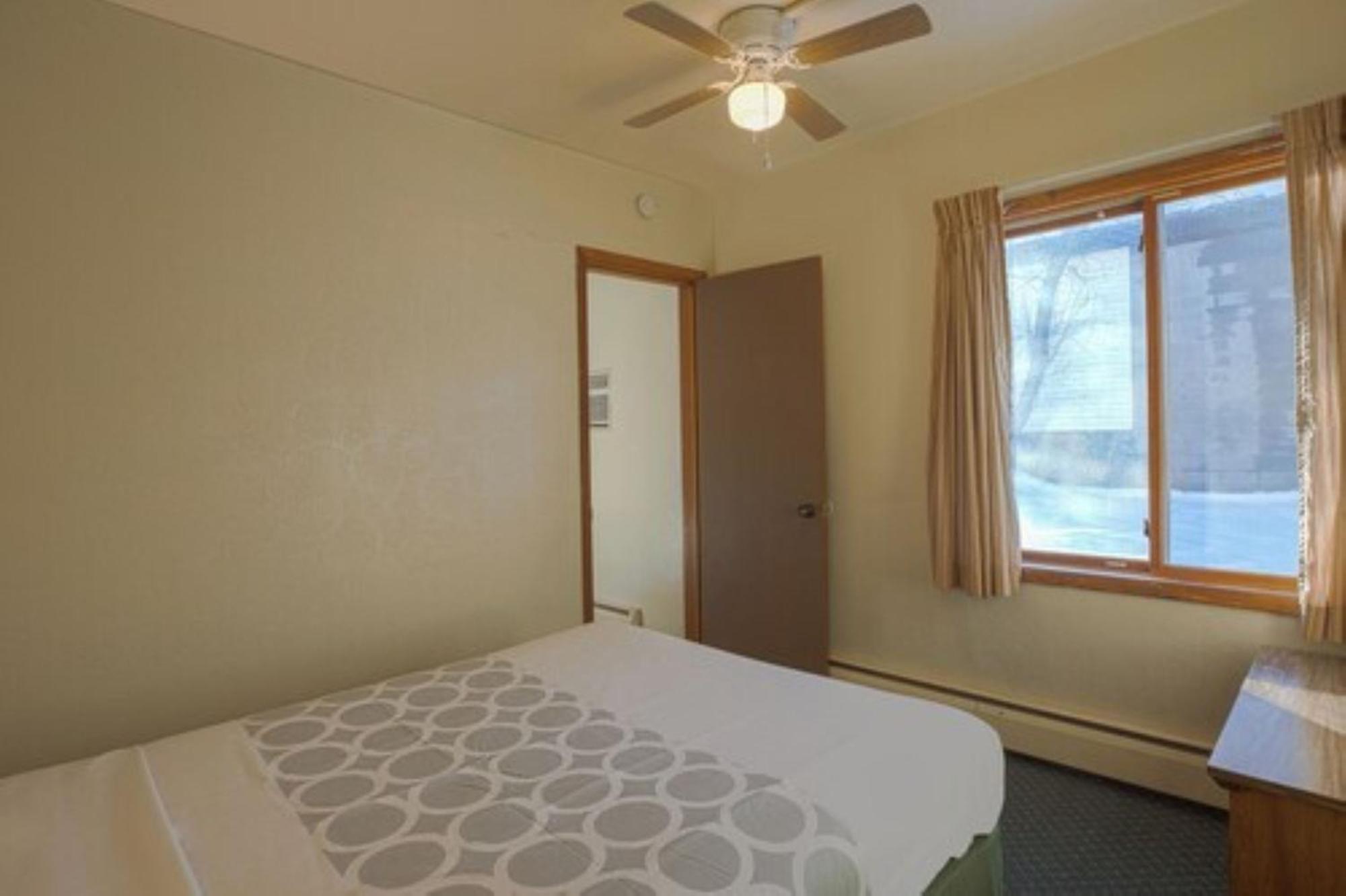 Love Hotels Silver Street By Oyo At Hurley Wi Exterior foto